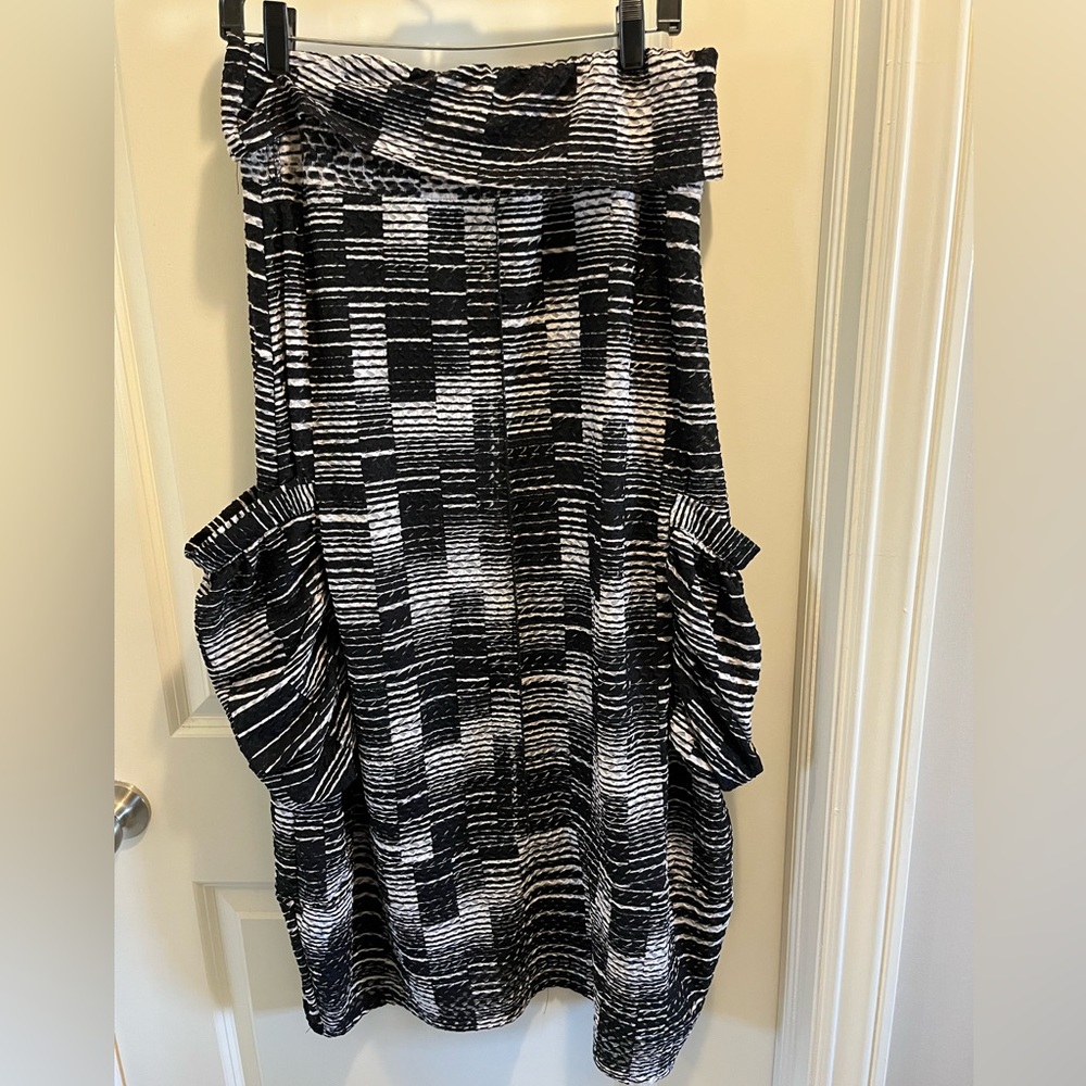 Black and white skirt with pockets.